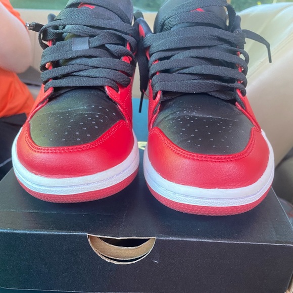 Nike Jordan’s 1 Reverse Bred Low 8.5 - Picture 2 of 9